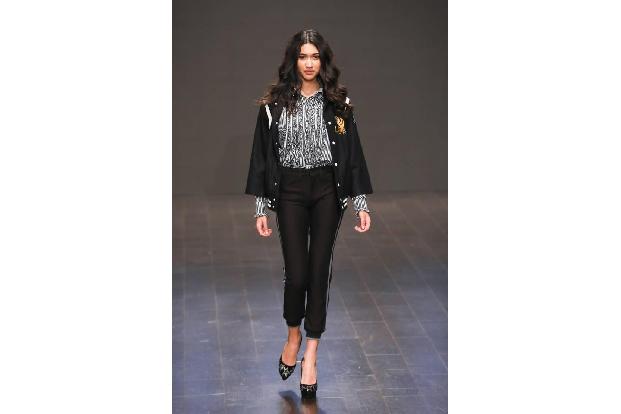 ...lieben Blusen derzeit. Das Modelabel SIWY Denim aus Los Angeles zeigte auf der L.A. Fashion Week diesen schickem Entwurf,...