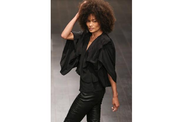 ...'Project Runway'-Star Kentaro Kameyama eines seiner Models mit dieser luftigen Bluse auf den Runway in Los Angeles schick...