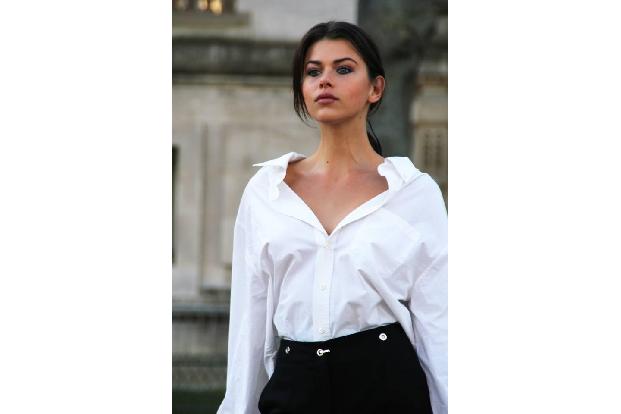 ...Model Georgia Fowler, als sie Anfang März zur Paris Fashion Week erschien. Trotzdem ist der Look höllisch sexy - die Blus...