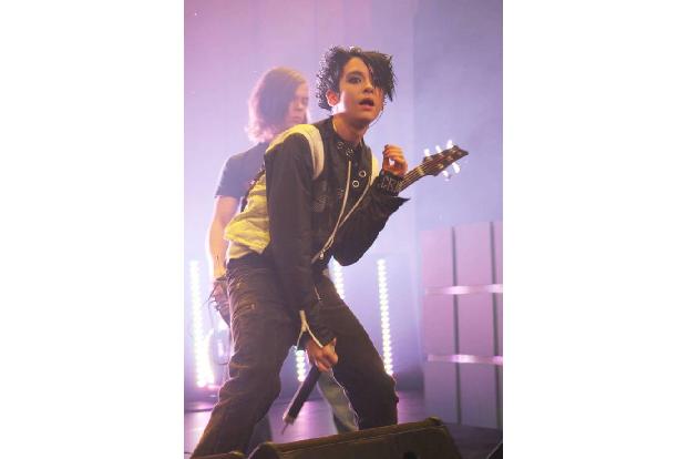...Bill Kaulitz fiel mit seinem aussergewöhnlichen Styling auf. Das Markenzeichen des damals 16-Jährigen: Schwarz gefärbte E...