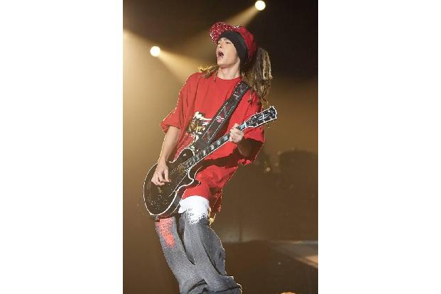 ...der Gitarrist Tom Kaulitz, hatte eine Vorliebe für Baggy Pants und weite T-Shirts. Passend dazu trug er lange Dreads und ...