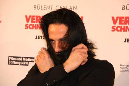 ...zum Glück nichts zu spüren, auch wenn sich der Comedian kurzzeitig unter seinen Haaren versteckte. Bei der Gästeliste war...