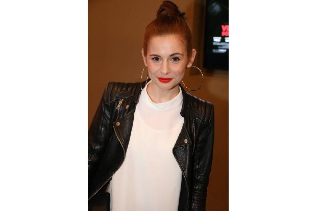 ...Josefine Preuß, die ihren Bruder Sammy bei seinem Traum, erfolgreicher Rockstar zu werden, leidenschaftlich unterstützt -...