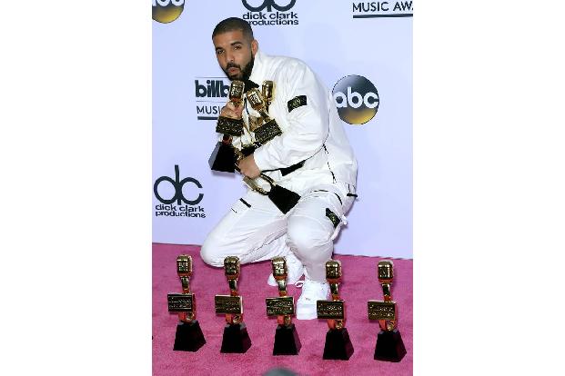 ...dass Drake rast- und ruhelos ist. In den letzten zwei Jahren hat er vier Alben herausgebracht und auf den Bühnen dieser W...