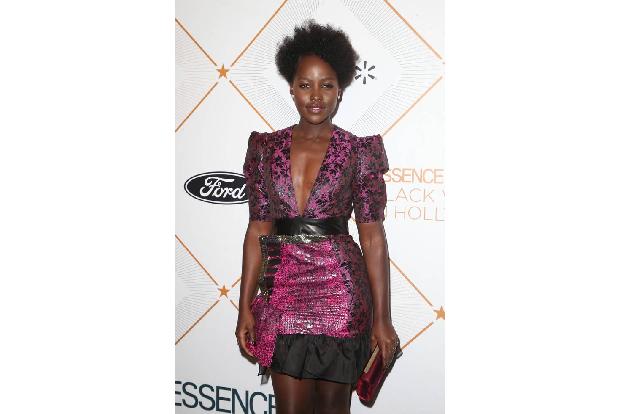 Oscarpreisträgerin Lupita Nyong'o gehört zu den gefragtesten schwarzen Frauen im Showbiz und beweist in diesem Outfit einmal... Oscarpreisträgerin Lupita Nyong'o gehört zu den gefragtesten schwarzen Frauen im Showbiz und beweist in diesem Outfit einmal...