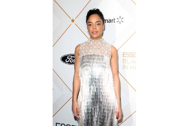 ...dachte sich indes Schauspielerin Tessa Thompson, deren Strahlen weit über ihr eher schüchternes Lächeln hinaus ging. Eine...