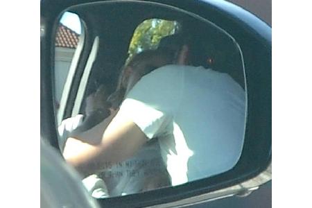 ...diese beiden, die sich beim Knutschen im Auto erwischen ließen. Na, erkennen Sie, welche Promis hier schmusen? Beim zweit...