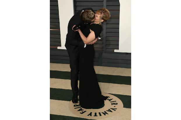 ...machen es diese Hollywoodstars: Der Kuss sieht nach Leidenschaft aus, nach Verlangen und, ja, auch ein wenig nach einem v...