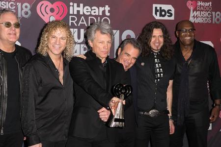 ...sind im wahrsten Sinne des Wortes alte Hasen: Die Rocker von Bon Jovi gewannen völlig zu recht den Icon Award. Gleich dre...