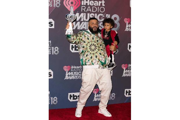 ...gewinnen konnte DJ Khaled bei den iHeartRadio Music Awards: Er kam mit seinem niedlichen Sohn zur Veranstaltung, räumte d...