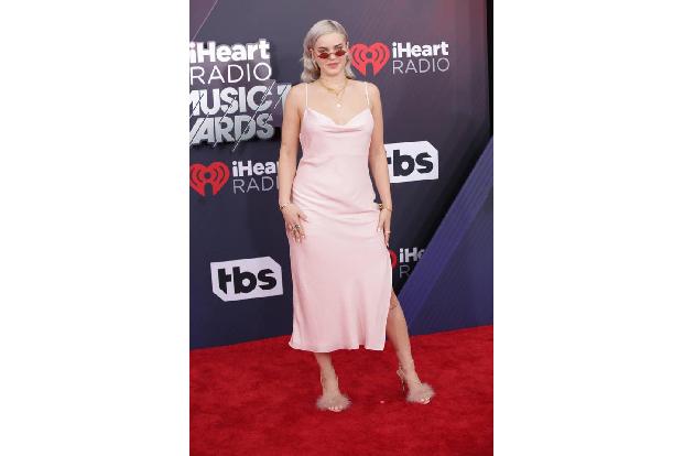 ...Anne-Marie, deren Sirenen-Stimme wir aus dem Hit 'Alarm' kennen. Ihre aktuelle Single 'Friends' kletterte in Deutschland ...