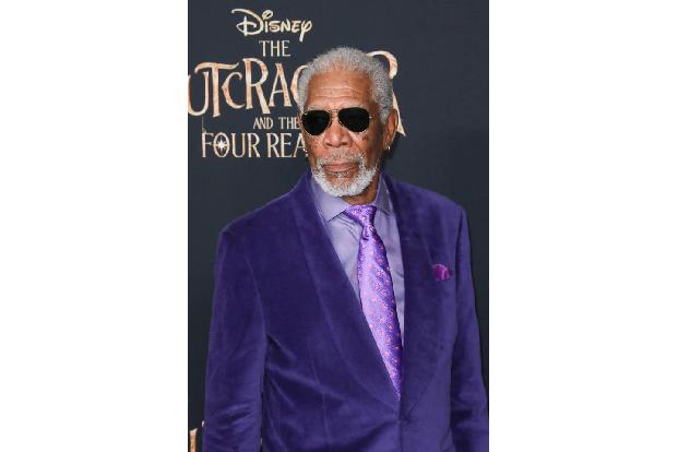 ...Hollywoodstar Morgan Freeman, einen Nussknacker geschenkt. Das hölzerne Spielzeug erwacht in der Nacht zum Leben und entf...