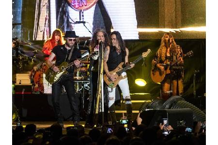 …um den Präsidenten davon abzuhalten, die Songs der Band zu verwenden: ‘Livin on the Edge’ war auf einer Versammlung in West...