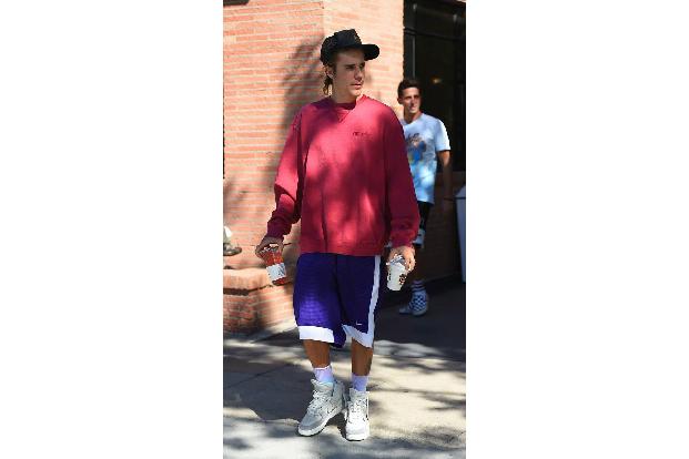 ...Justin Bieber: Nachdem ein Fan im Jahr zuvor unter einer schweren Krankheit gelitten hatte, organisierte er einen Ball fü...