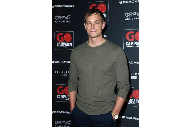 ...Sakko auch mal Zuhause lassen zu dürfen. 'The Killing'-Star Joel Kinnaman wählte ein unaufdringliches, grünes Longsleeve ...