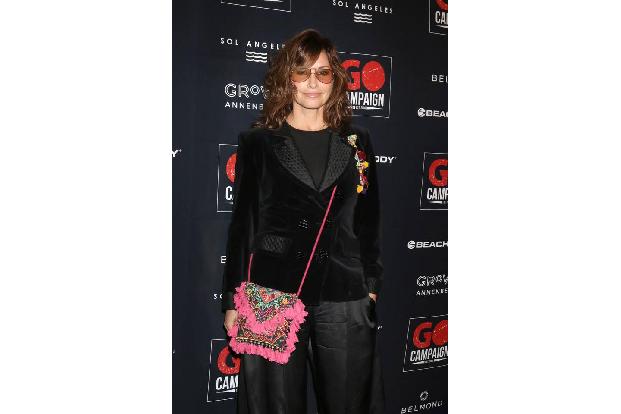 ...setzte Hollywoodstar Gina Gershon auf eine knallige Umhängetasche und eine coole Sonnenbrille – ein großartiger Look für ...