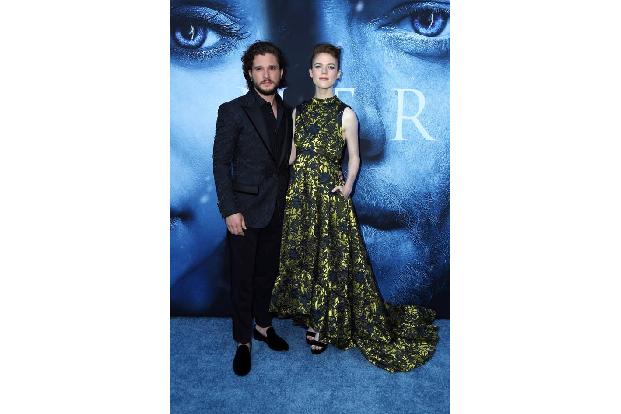 …Kit Harington. Der 'Jon Schnee'-Darsteller hat Ende Mai seiner Kollegin Rose Leslie das Ja-Wort gegeben. Die ehemalige Ygri...
