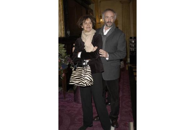 …Jonathan Pryce und seiner Gattin Kate Fahy blieb bisher kinderlos. Kennengelernt hatten sich die beiden Schauspieler offenb...