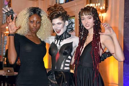Wenn die Vampire rufen, dann tanzen die Stars an. Die ehemaligen 'Germany's Next Topmodel'-Kandidatinnen Toni Dreher-Adenuga...