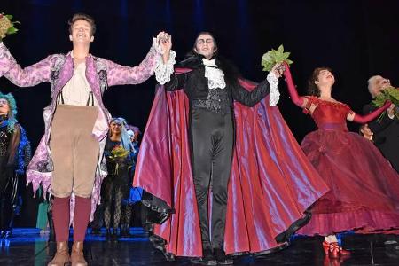 Die Premiere von 'Tanz der Vampire' im Stage Theater des Westens war ein großer Erfolg. Die Zuschauer wurden in die faszinie...