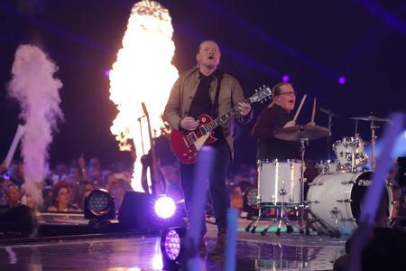 ...Kelly Family auf die Bühne geholt. Joey Kelly rockte an der Gitarre und als Sänger, Angelo überzeugte am Schlagzeug. 2019...