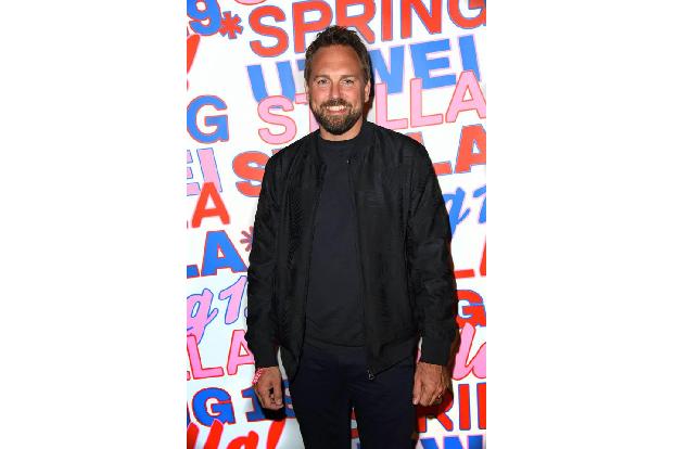 Und was trägt Mann bei einer Fashion-Veranstaltung? Moderator Steven Gätjen setzt auf ein schlichtes, dunkles Outfit, bei de...