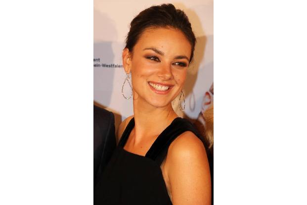 ...Janina Uhses Charakter. Aber wie kann man Janina Uhse denn böse sein? Mit ihrem bezirzenden Lächeln und einem geschmackvo...