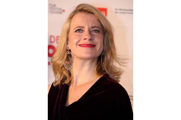...Caroline Peters übernommen. Die Komikerin machte sich durch die beliebte ARD-Serie 'Mord mit Aussicht' einen Namen, die v...