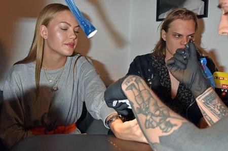 ...Cheyenne mit eleganter Körperkunst zu beschenken. So stach er ihr eine kleine Rose auf den linken Zeigefinger, den das Mo...