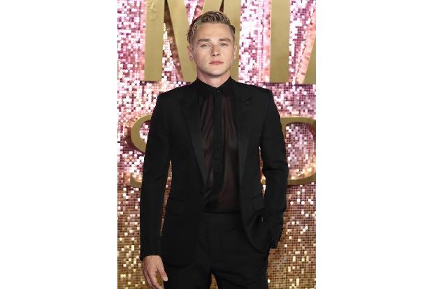 ...attraktiven Ben Hardy, der mit seinen zarten 27 Jahren auf der Schwelle zum Megastar steht, hat er doch bereits neben Mil...