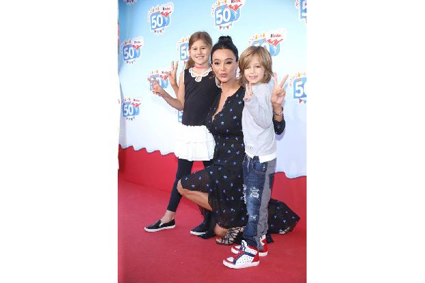 ...TV-Ikone Verona Pooth, die auf dem roten Teppich fröhlich mit ihrem Sohn Rocco und Minu, der Tochter ihrer bester Freundi...