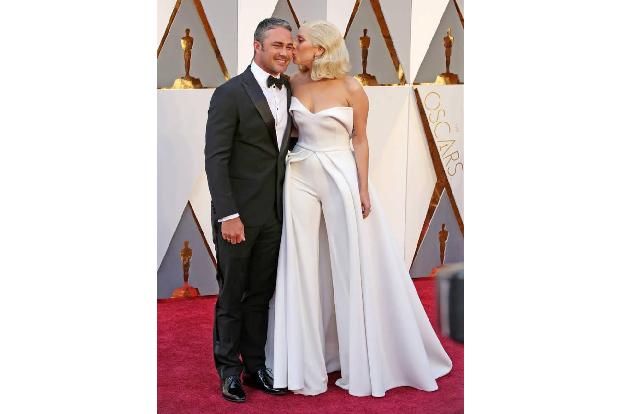 ...Lady Gaga und Taylor Kinney fiel im Juli 2016 ebenfalls nach fünf Jahren Liebe. Doch bis heute verbindet die beiden eine ...