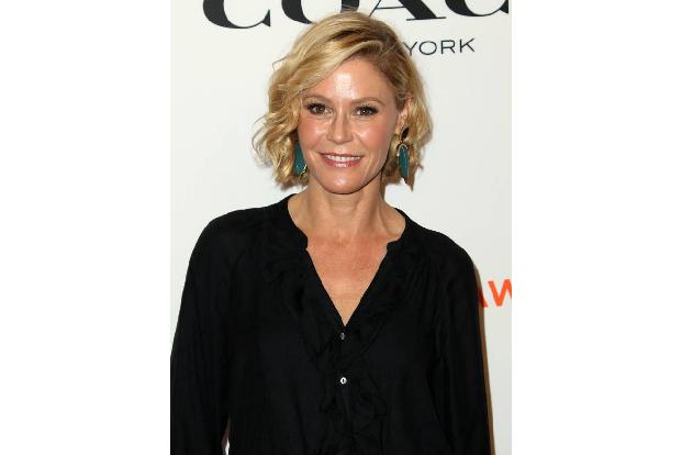 ...Julie Bowen, die als Claire Dunphy seit 2009 in 'Modern Family' zu sehen ist. Tatsächlich, die Sitcom läuft immer noch, a...