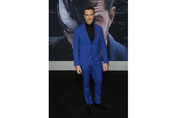 ...Look versuchte Schauspieler Reid Scott, ebenfalls Teil der 'Venom'-Besetzung. Wir finden, der All-over-blue-Look ist ihm ...