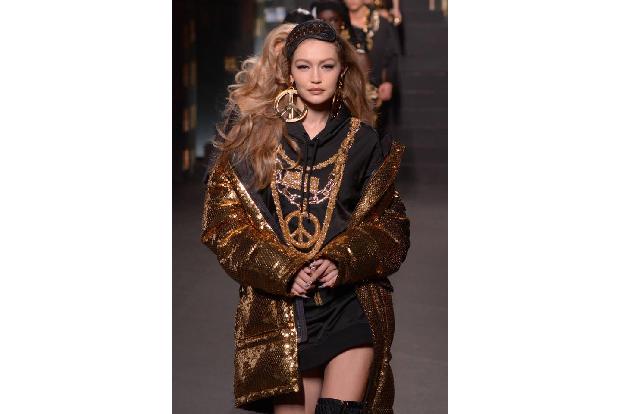 ...ihrer Schwester Gigi Hadid zu den Supermodels gehörten, die im Pier 36 die neuen Designs der Kollaboration präsentierten....