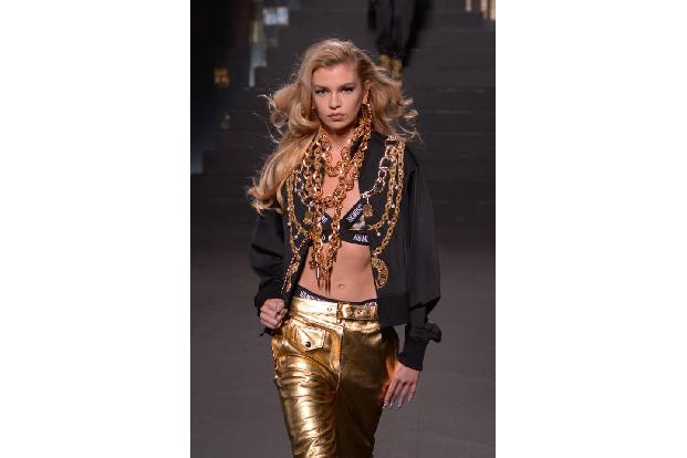 ...aus der Liga der Victoria's-Secret-Models stolzierte über den Catwalk: Stella Maxwell rockte einen flippigen Look mit gül...