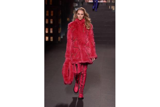 ...auch bei diesen Designs kommen, die Candice Swanepoel vorführen durfte. Als Lady in Red zeigte die zweifache Mutter, wie ...