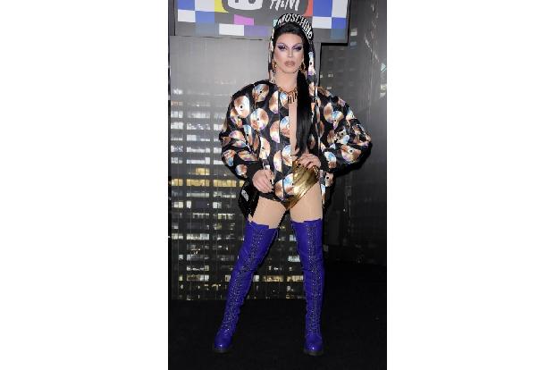 ...mit Drag-Queen Aquaria abgesprochen. Denn auch der TV-Star konnte die Finger nicht von dem CD-Motiv lassen. Nur die lila ...