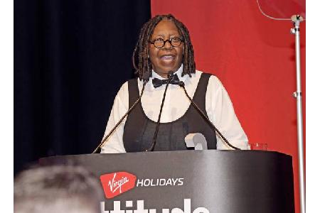 Auch Comedy-Queen und Schauspielerin Whoopi Goldberg hatte die Ehre, einen Preis zu verleihen. Die Trophäe für den Attitude ...