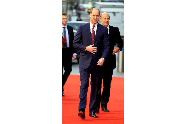 Überraschung! Wer war denn da ins Londoner West End gereist? Prinz William machte am 16. Oktober seine Aufwartung, als er de... Überraschung! Wer war denn da ins Londoner West End gereist? Prinz William machte am 16. Oktober seine Aufwartung, als er de...