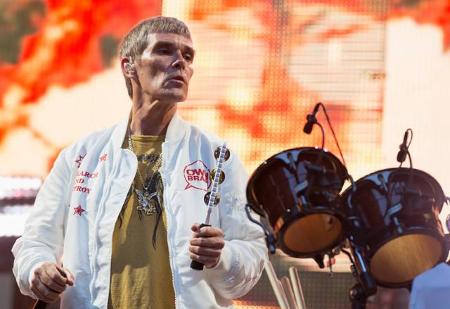 ...bei den Stone Roses. Die Indie-Helden brachten zu ihrer aktiven Zeit Ende der Achtziger/Anfang der Neunziger gerade einma...