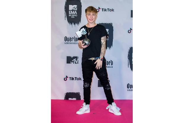 Unser Wunderkind Mike Singer räumte nicht nur den Preis als bester deutscher Act ab, sondern punktete auch in Sachen Style: ...
