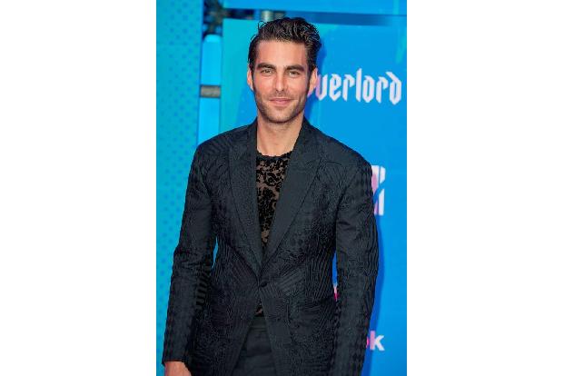 Genau wie Terry entschied sich Armani-Model Jon Kortajarena für zwei Looks bei den MTV Europe Music Awards 2018. Vor der Sho...