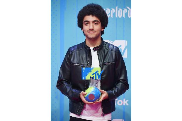 Ein ganz besonderer Mann auf dem Red Carpet war gar kein Star, sondern jemand, der sich für andere einsetzt: Der Preis in de...