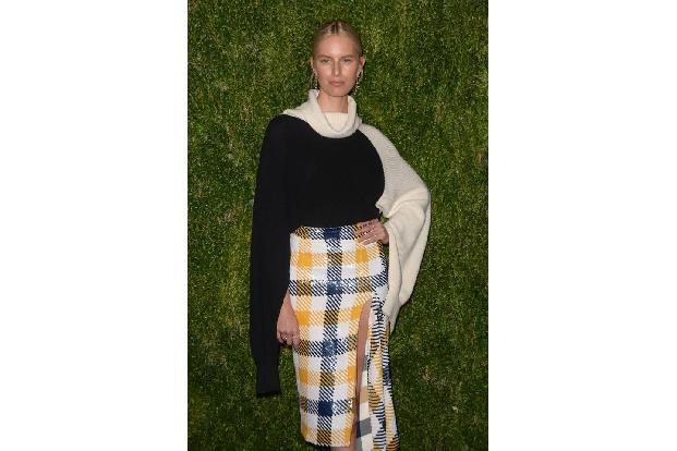 ...Karolína Kurková nicht fehlen. Das tschechische Supermodel kam in einem stilvollen Kostüm und strahlte auf dem roten Tepp...