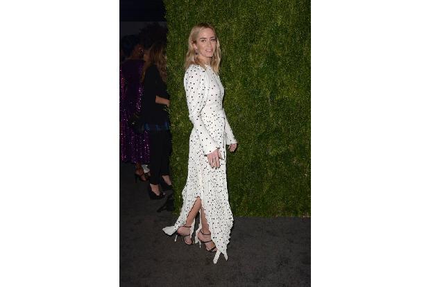 ...Emily Blunt feierte auf der 'Vogue'-Gala in einem gepunkteten Kleid. Ihren Sinn für Mode und...