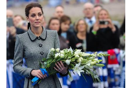 ... Einheimische hatten sich versammelt, um Herzogin Kate zu sehen, wie sie Blumen an der Gedenkstätte außerhalb des Stadion...