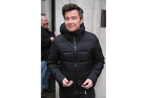 ...größter Hit sagt ja eigentlich schon alles: Rick Astley gibt nicht auf. Dennoch zog er sich 1989 mit nur 27 Jahren aus de...