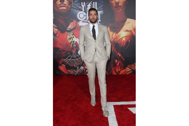 …ist Zachary Levi. Zuerst war der Star als Fandral in den 'Thor'-Filmen von Marvel zu sehen, dann wurde er für das DC-Abente...