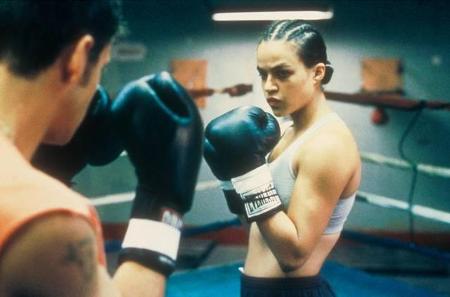 In dem 2000 erschienen Sportdrama 'Girlfight' schwingt Michelle Rodríguez die Fäuste. Für ihre Szenen im Ring nahm sie tägli...